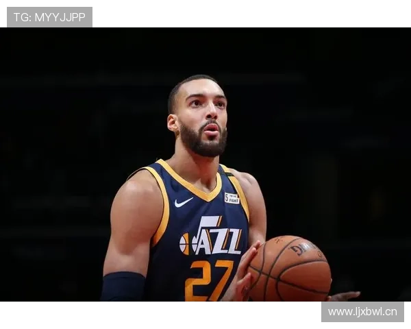 米切尔·罗宾逊通过内线高效防守与挡拆保护，显著提升球队防守稳定性